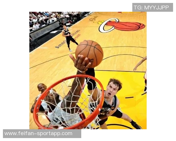 小南斯篮下强势进攻旱地拔葱单臂暴扣展现霸主风范