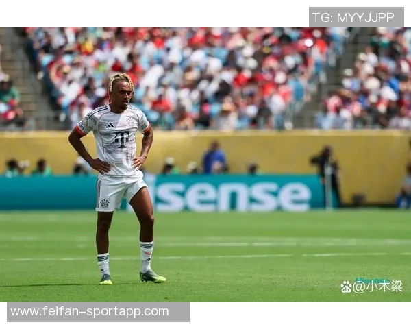 拜仁25-26赛季全家福揭晓夏窗四新援与德超杯奖杯沙拉盘同框亮相 拜仁25-26赛季全家福揭晓夏窗四新援与德超杯奖杯沙拉盘同框亮相