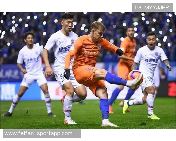 曾凡博与狄龙赛前激情致辞引发现场球迷热烈欢呼气氛高涨