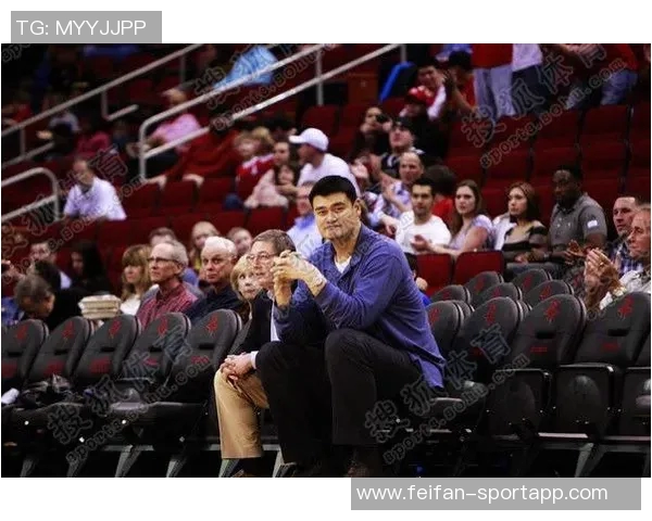 姚明重返休斯敦球迷期待他在主场揭幕战的精彩表现 姚明重返休斯敦球迷期待他在主场揭幕战的精彩表现