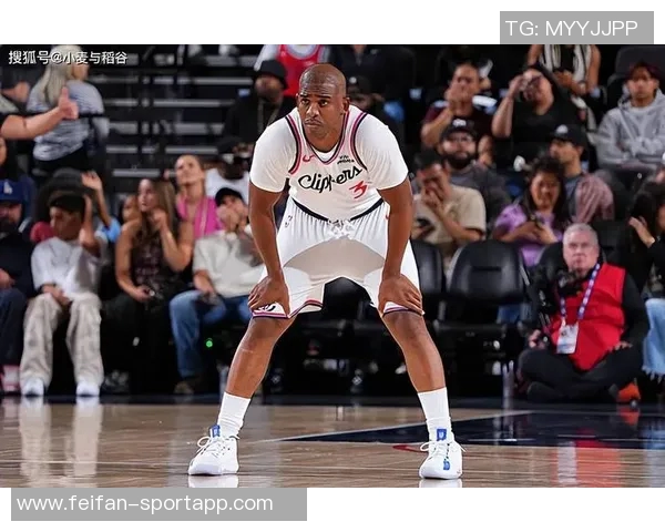 曾经的船长保罗回归首战表现平平仅得4分并送出4次助攻 曾经的船长保罗回归首战表现平平仅得4分并送出4次助攻