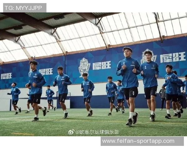 中国犀旺队在法国欧塞尔足球训练基地隆重举行升国旗仪式展现爱国情怀